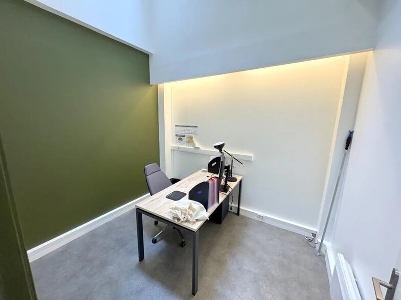 Office in Versailles for lease - Interior Photo - Image 2 of 12