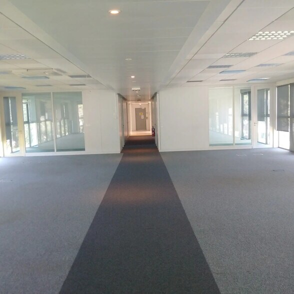 Office in Mougins for lease - Interior Photo - Image 3 of 17