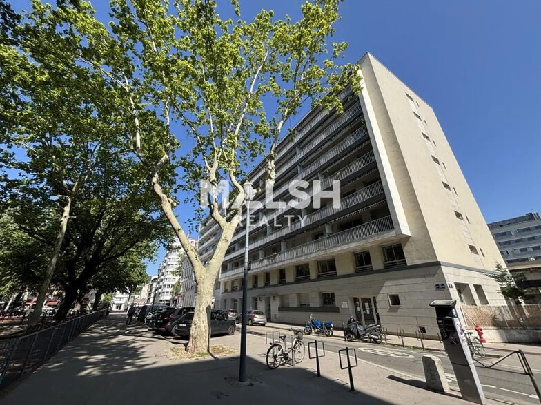 Office in Lyon for lease - Building Photo - Image 1 of 11