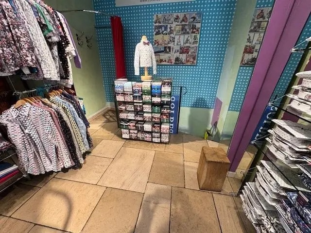 Retail in Paris for lease - Interior Photo - Image 2 of 7