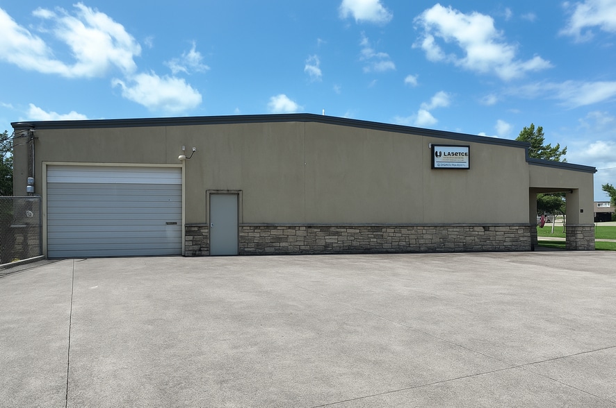 2605 Forum Dr, Grand Prairie, TX for lease - Building Photo - Image 3 of 8