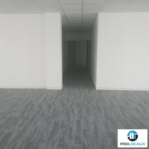 Office in Voiron for lease - Building Photo - Image 3 of 12