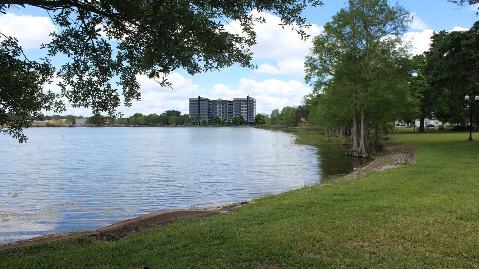 295 NE Ivanhoe Blvd, Orlando, FL for lease - Building Photo - Image 2 of 115