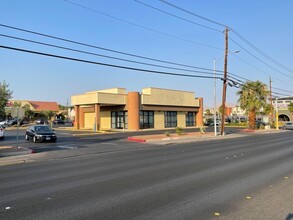 2420-2570 E Desert Inn Rd, Las Vegas, NV for lease Building Photo- Image 1 of 2