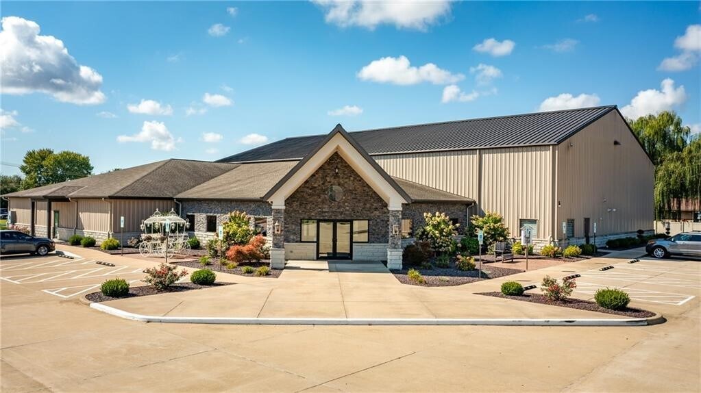 8 W Carriage Ln, Altamont, IL for sale Building Photo- Image 1 of 1