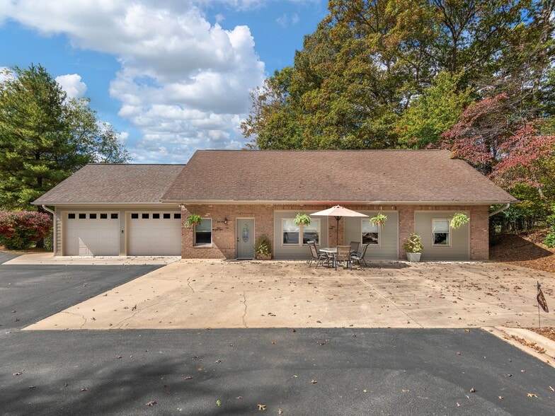 355 Johnson Dr, Canton, NC for sale - Building Photo - Image 1 of 43