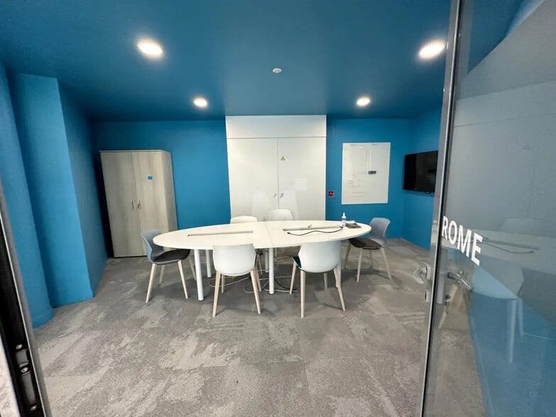 Office in Rungis for lease - Building Photo - Image 3 of 10