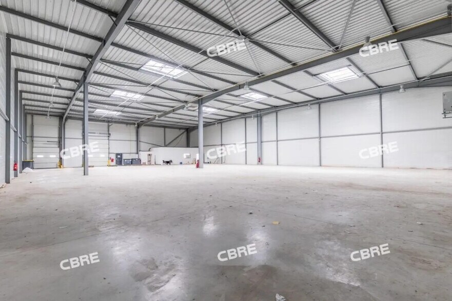 Office in Lieusaint for lease - Interior Photo - Image 2 of 24