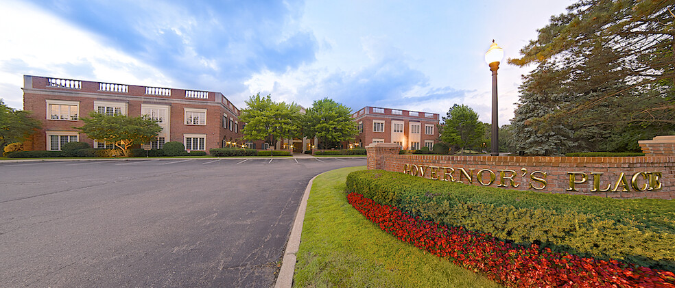 33 Bloomfield Hills Pky, Bloomfield Hills, MI for lease - Building Photo - Image 2 of 5