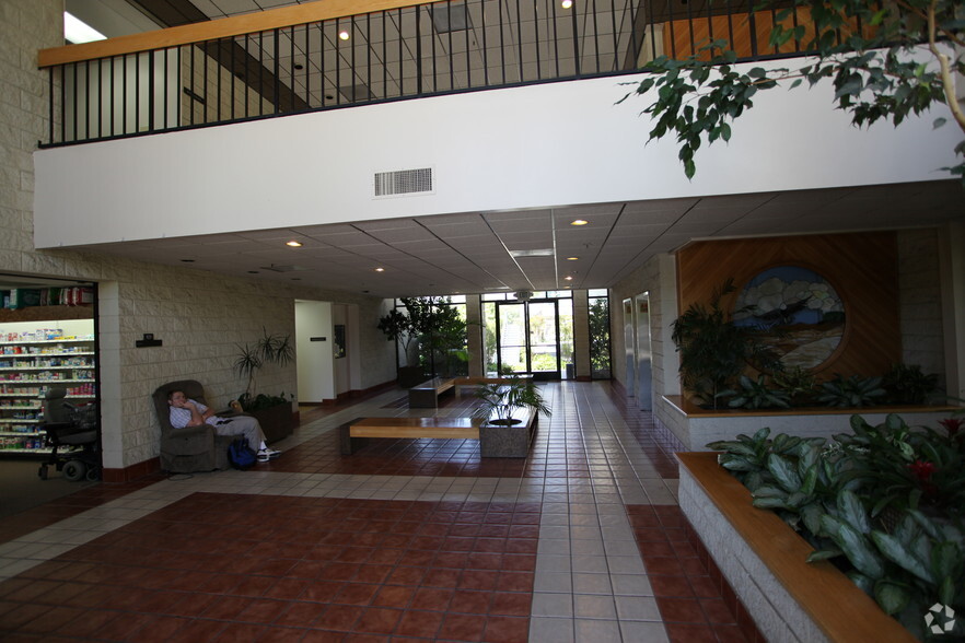 1687 Erringer Rd, Simi Valley, CA for lease - Lobby - Image 3 of 5