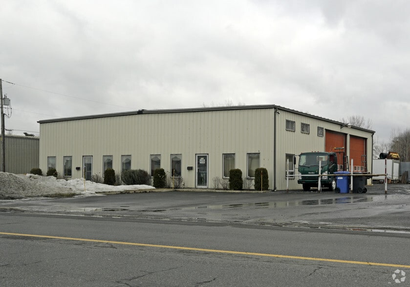2057-2059 Boul Industriel, Chambly, QC for sale - Primary Photo - Image 1 of 2