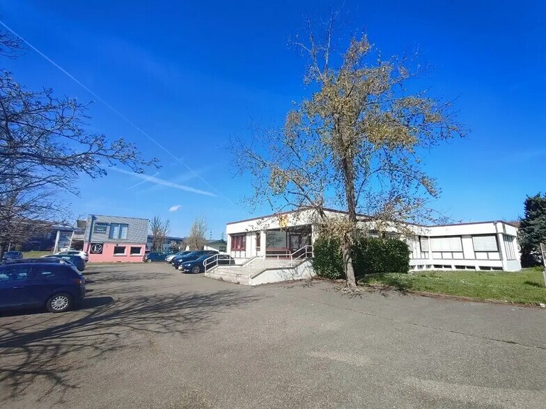 Office in Saint-Quentin-Fallavier for sale - Building Photo - Image 2 of 12