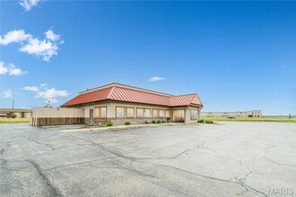 4111 Timberlake Dr, Pontoon Beach, IL for lease Interior Photo- Image 1 of 26