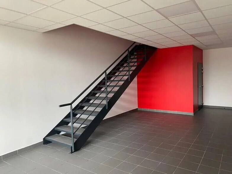 Flex in Saint-Pierre-du-Perray for sale - Building Photo - Image 3 of 5