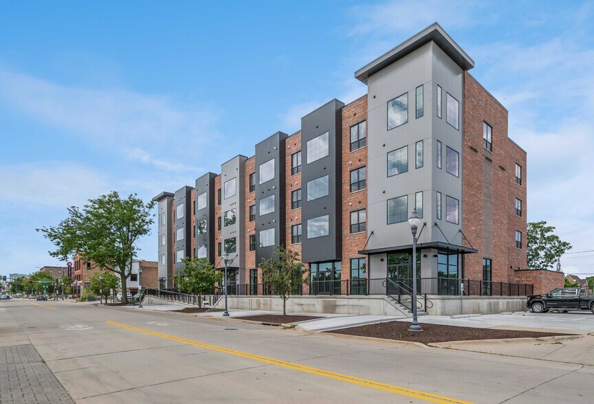 1220 3rd St SE, Cedar Rapids, IA for lease - Building Photo - Image 2 of 13