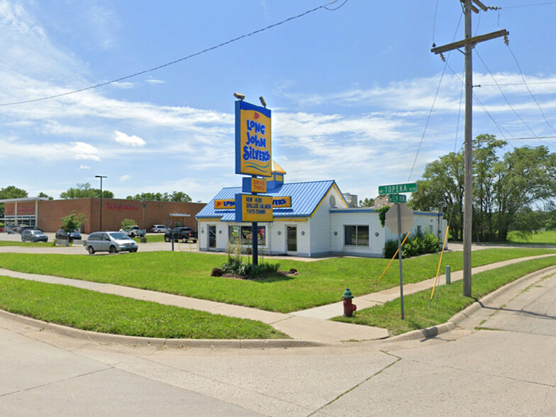 2117 NW Topeka Blvd, Topeka, KS for lease - Building Photo - Image 1 of 4