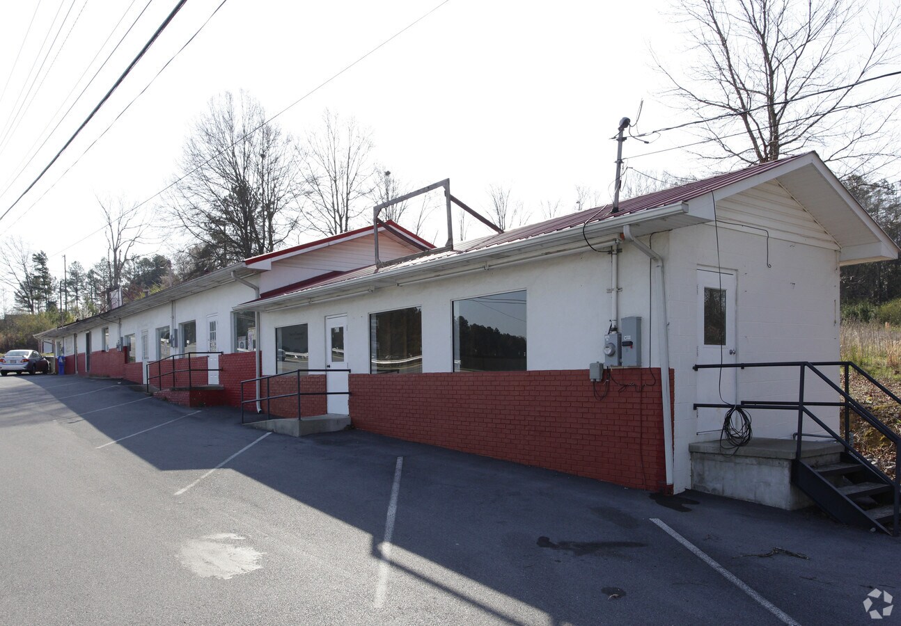 655 Red Bud Rd, Calhoun, GA 30701