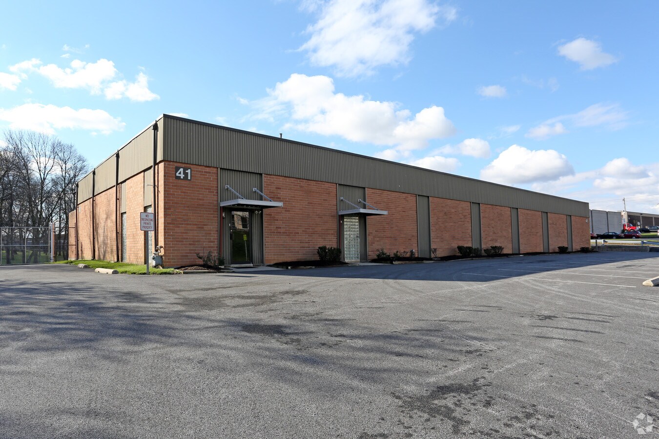 400 Kaiser Dr, Folcroft, PA 19032