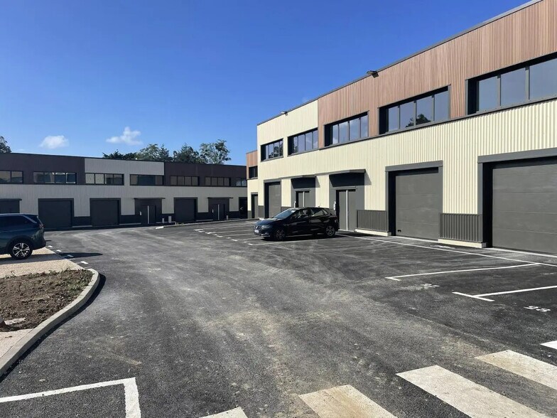 Flex in Marcoussis for lease - Building Photo - Image 1 of 12