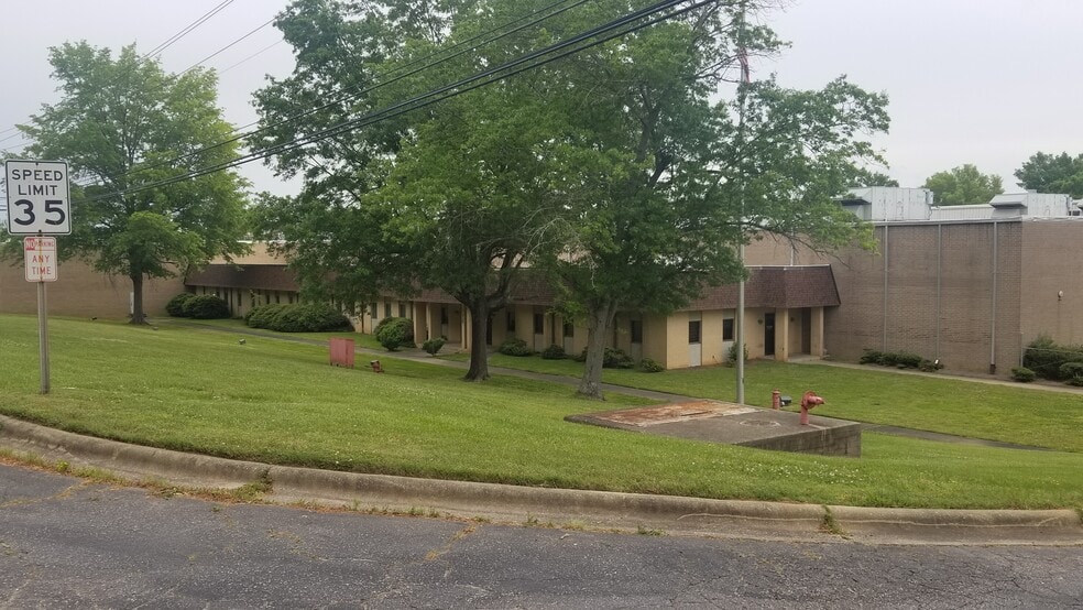 327 Lewis St, Oxford, NC for lease - Building Photo - Image 3 of 6