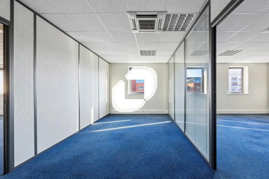 Office in Bussy-Saint-Georges for lease - Interior Photo - Image 2 of 11