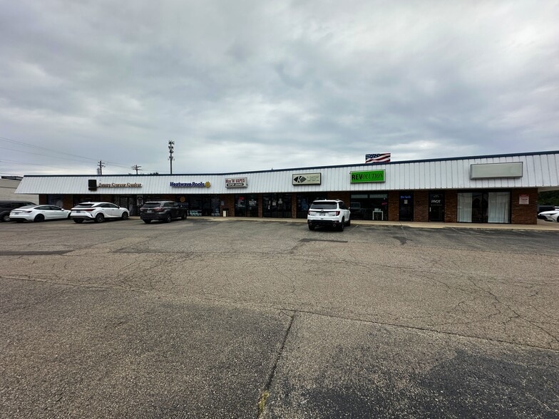 7320-7324 Kingsgate Way, West Chester, OH for lease - Building Photo - Image 2 of 5