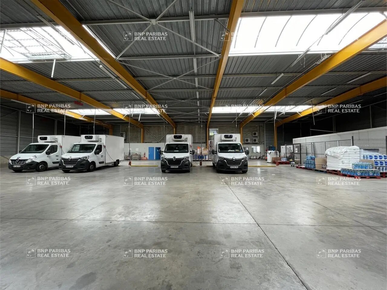 Flex in Coignières for sale Building Photo- Image 1 of 17