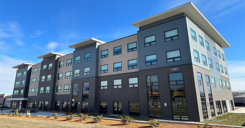 1261 8th St, West Des Moines, IA for lease - Primary Photo - Image 1 of 29