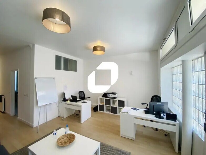 Office in Paris for lease - Interior Photo - Image 2 of 9