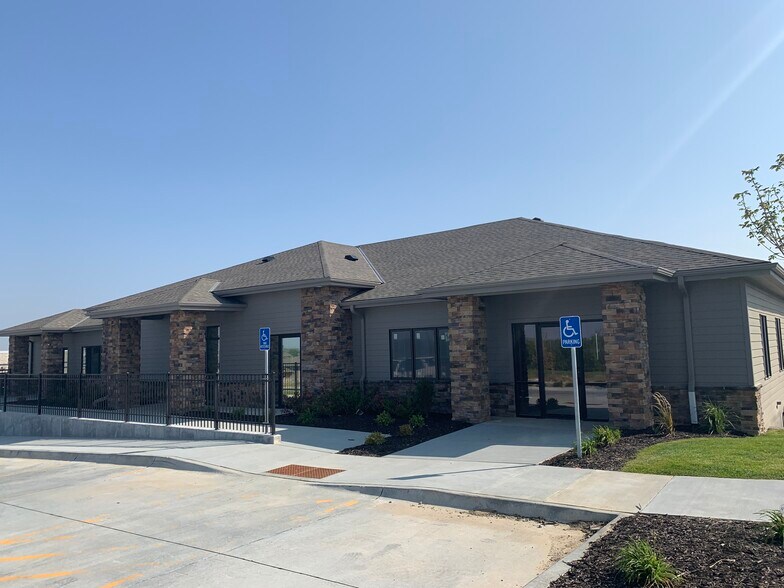 3421-3426 N 190th Plz, Elkhorn, NE for sale - Building Photo - Image 1 of 1