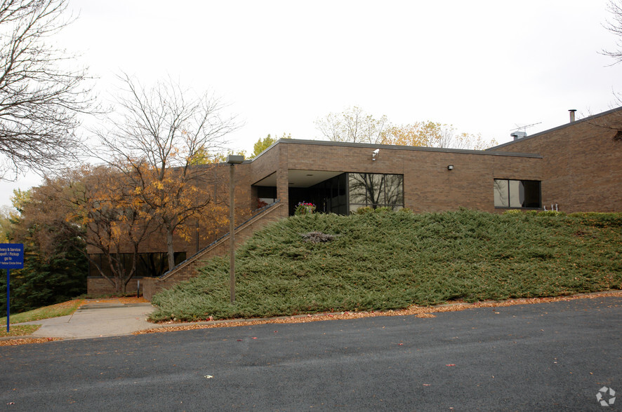 10301 Yellow Circle Dr, Minnetonka, MN for sale - Primary Photo - Image 1 of 3