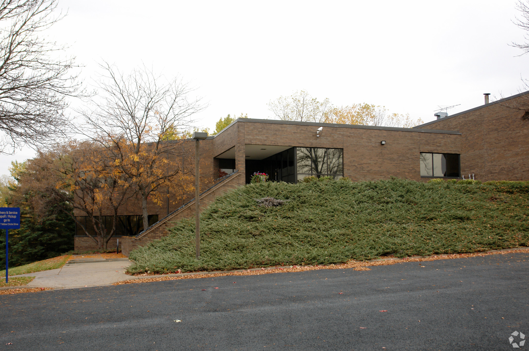 10301 Yellow Circle Dr, Minnetonka, MN for sale Primary Photo- Image 1 of 4