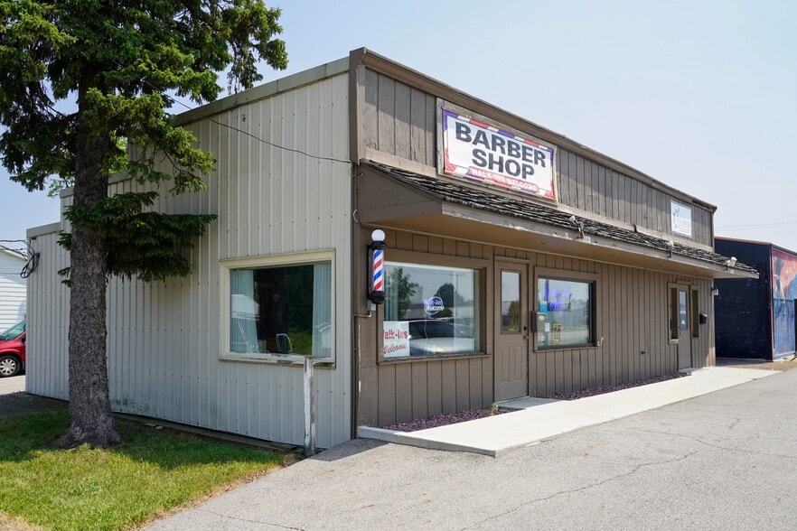 908 N Wayne St, Angola, IN for sale - Building Photo - Image 3 of 4