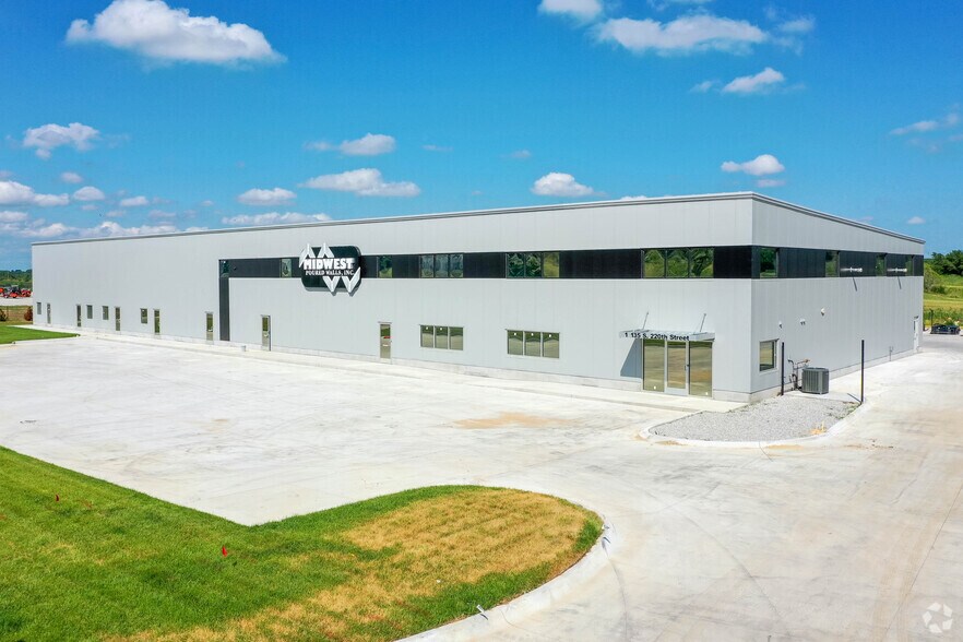 14135 S 220th St, Gretna, NE for sale - Primary Photo - Image 1 of 1