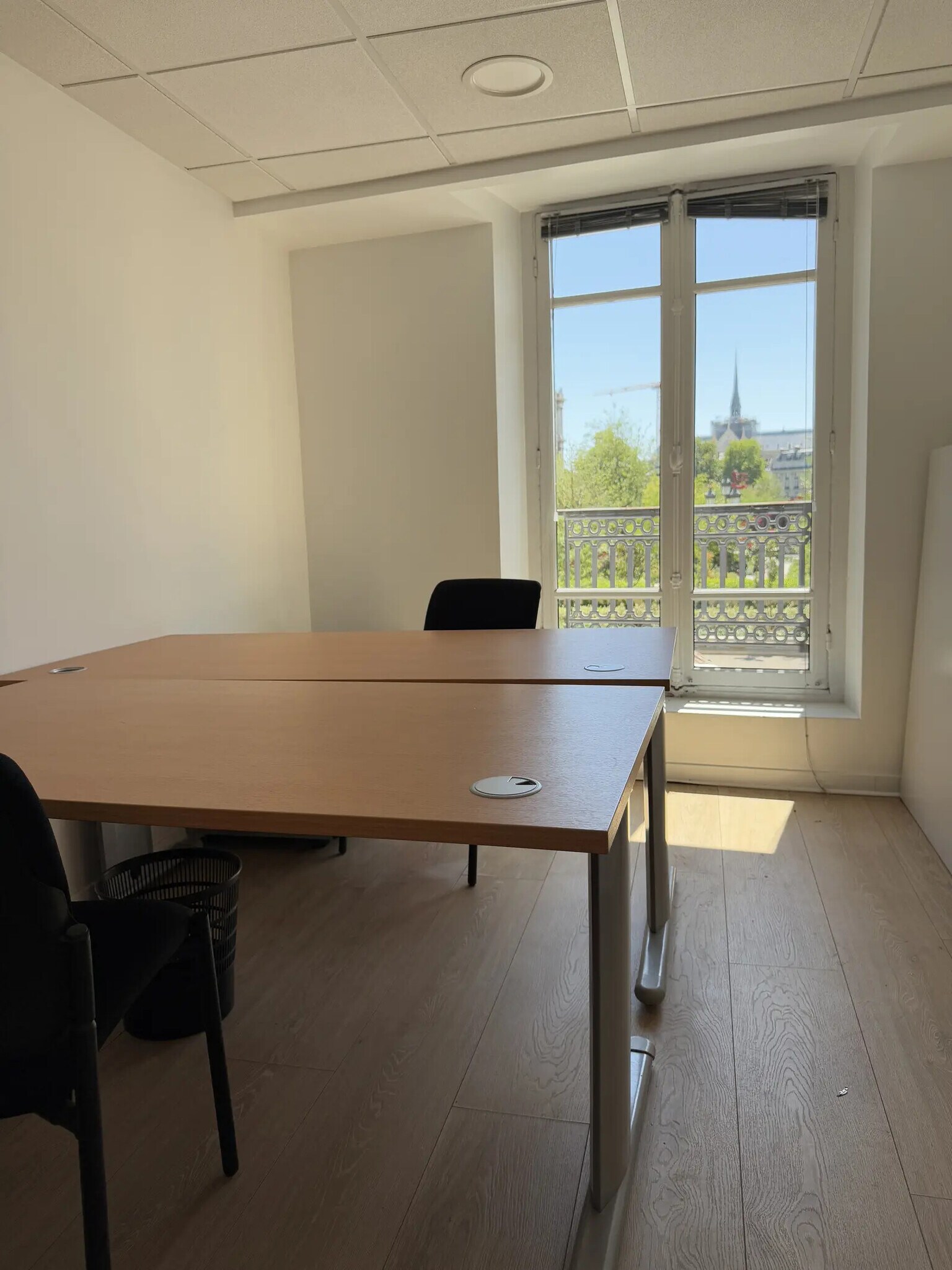 Office in Paris for lease Interior Photo- Image 1 of 14