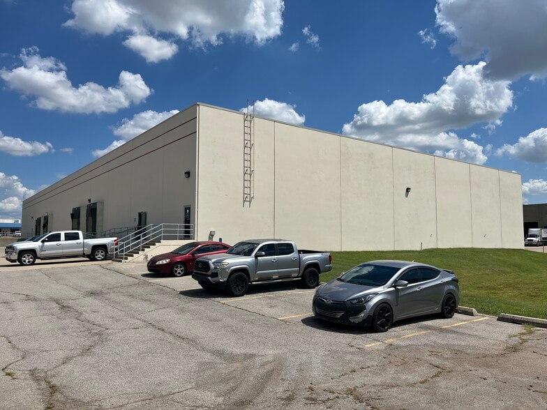 5400 SW 33rd St, Oklahoma City, OK for lease - Building Photo - Image 1 of 8