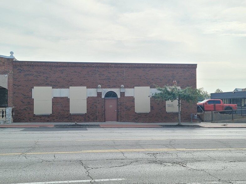 3947 Broadway St, Kansas City, MO for lease - Building Photo - Image 1 of 8