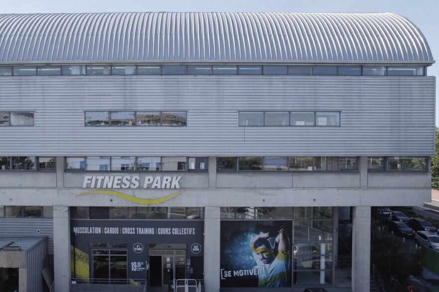 Office in Pantin for lease - Building Photo - Image 3 of 3