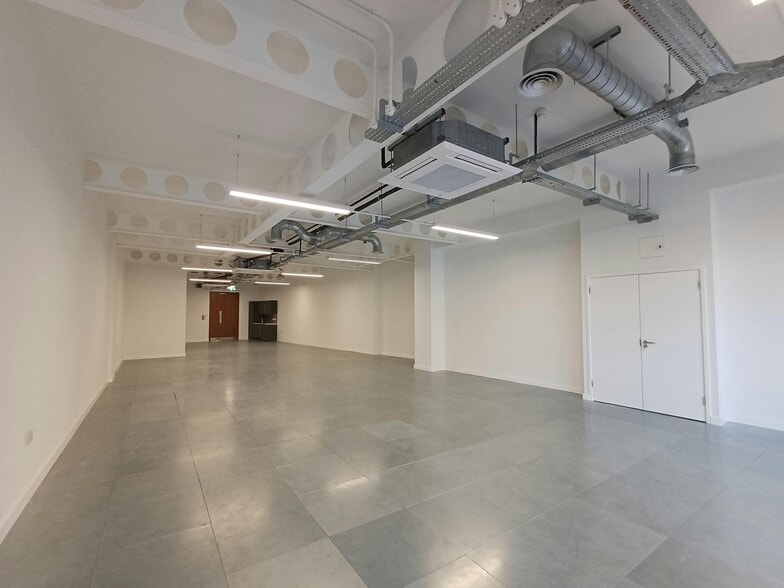 31-33 High St, Crawley for lease - Building Photo - Image 3 of 7