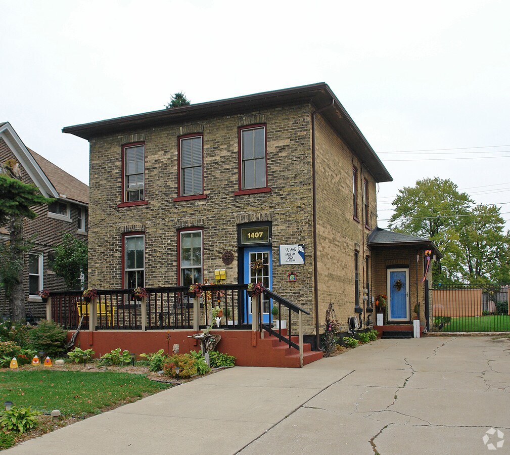 1407 Main St, Racine, WI 53402