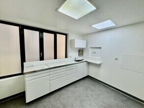 7 Rue Violet, Paris for lease Interior Photo- Image 2 of 4