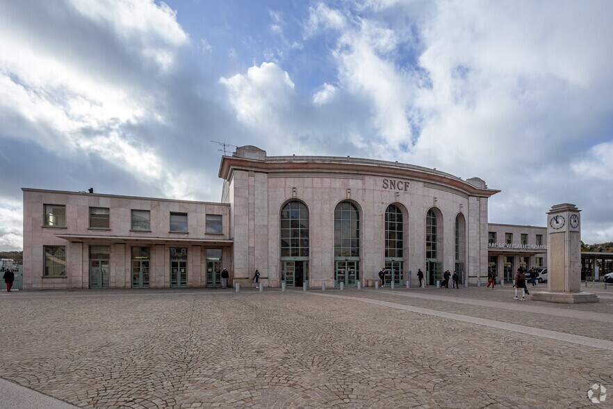 Retail in Versailles for lease - Primary Photo - Image 1 of 2