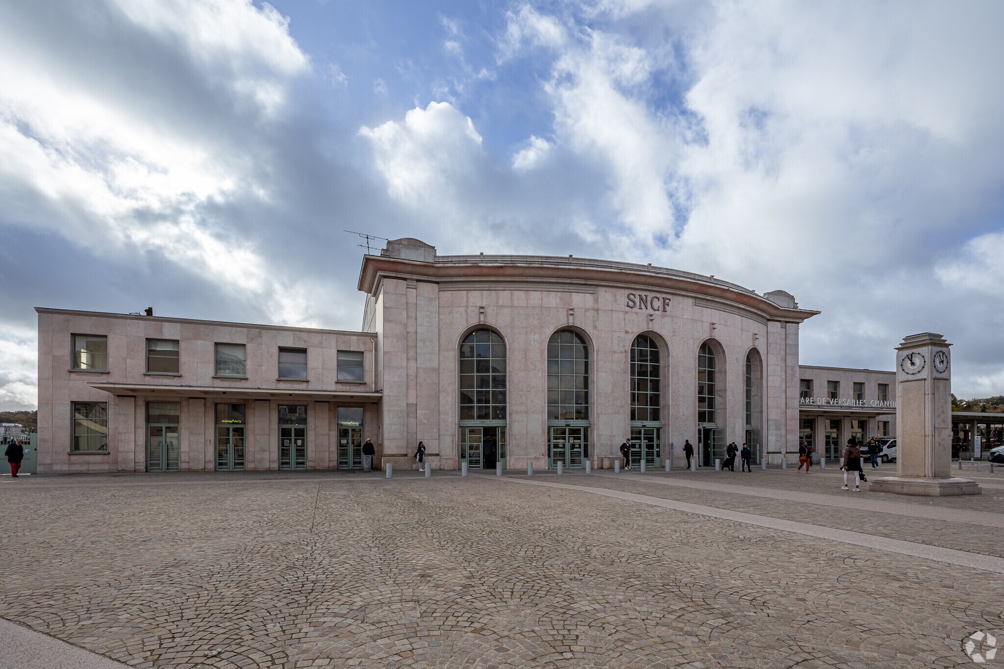 Retail in Versailles for lease Primary Photo- Image 1 of 3