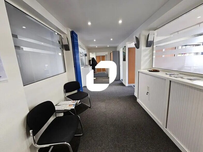 Office in Versailles for lease - Building Photo - Image 1 of 21