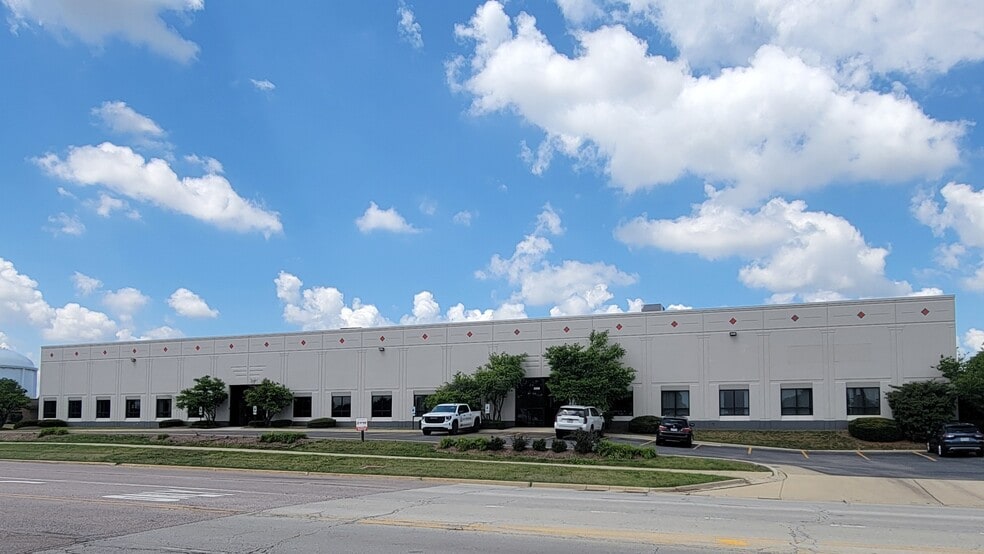 2002-2008 Bloomingdale Rd, Glendale Heights, IL for lease - Building Photo - Image 3 of 7