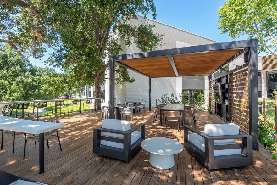 30601 Agoura Rd, Agoura Hills, CA for lease - Building Photo - Image 2 of 5