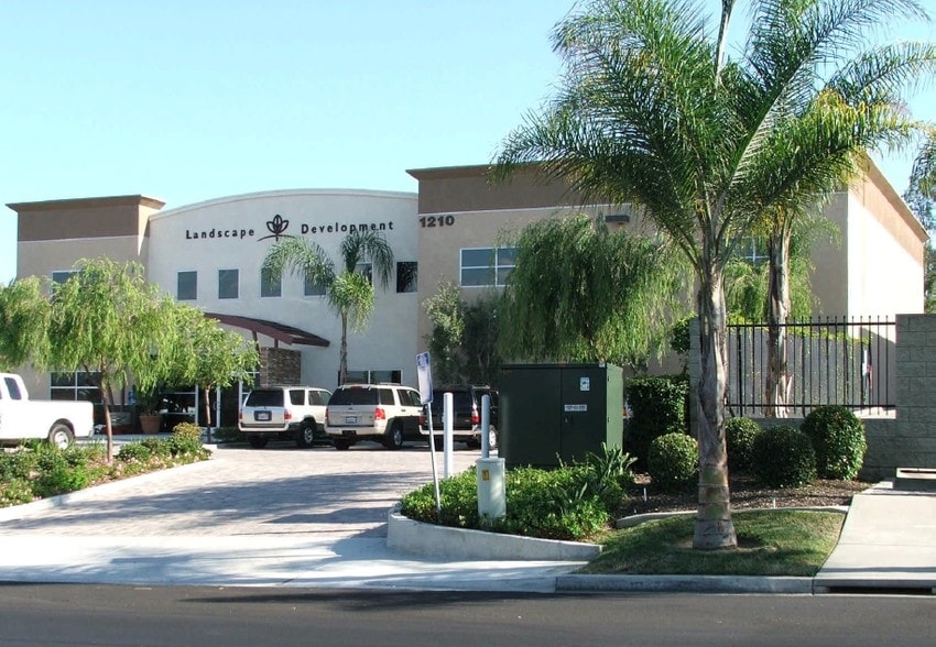 1210 Distribution Way, Vista, CA for lease - Building Photo - Image 2 of 5
