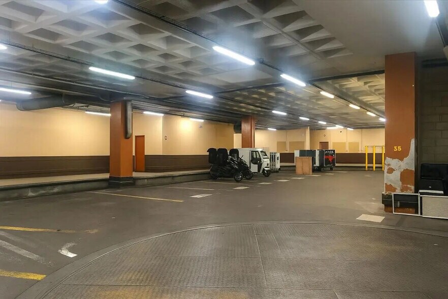 Industrial in Paris for lease - Building Photo - Image 1 of 6