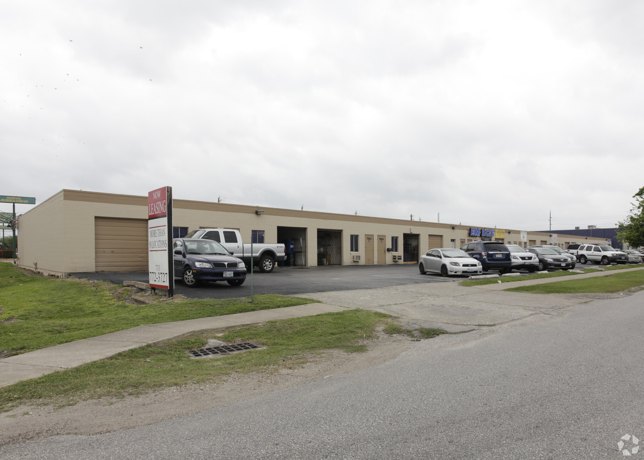 7001 Mullins Dr, Houston, TX for lease Primary Photo- Image 1 of 4