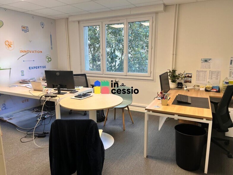Office in Le Mans for lease - Interior Photo - Image 2 of 14
